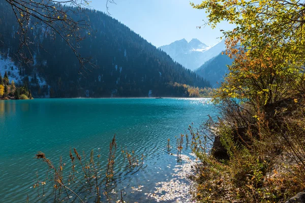 Kar yağışı, dağ gölü 