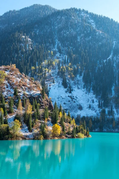 Kar yağışı, dağ gölü 