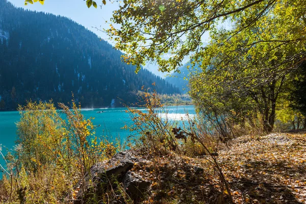 Kar yağışı, dağ gölü 