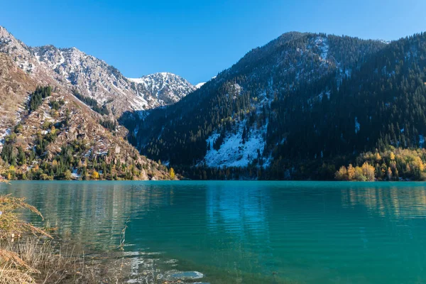 Autunno foto dopo la nevicata, lago di montagna "Issyk " — Foto Stock