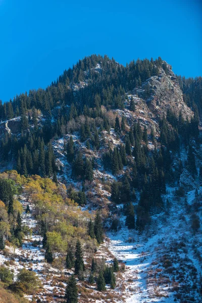 雪が降った、山間の湖イシククール」後の秋の写真" — ストック写真