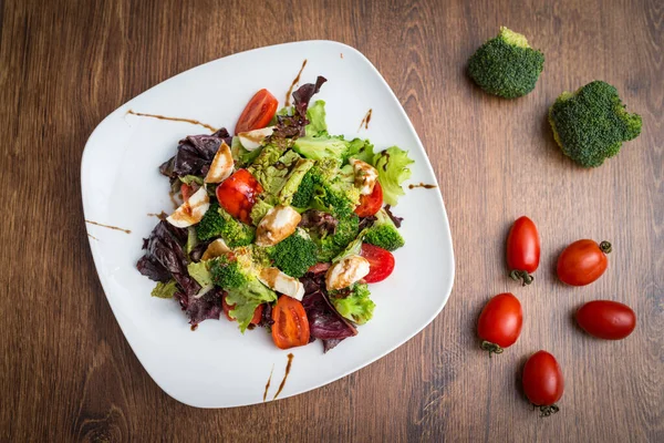 Vegetabilisk Sallad Med Mozzarella Tomater Broccoli Och Basilika Tallrik Träbakgrund — Stockfoto