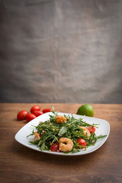 Läcker Sallad Med Ruccola Körsbärstomater Och Räkor — Stockfoto