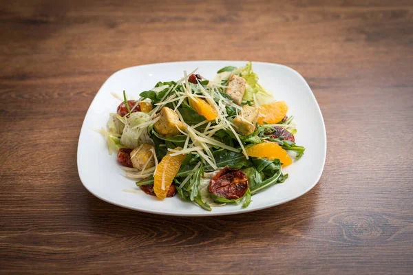 Grönsaker Friska Sallad Apelsin Tomater Ruccola Och Ost — Stockfoto