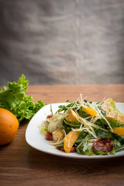 Verdure Insalata Sana Arancia Pomodori Ruccola Formaggio — Foto Stock