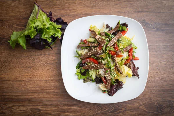 Färsk Sallad Med Grillat Nötkött Ruccola Och Tomat Ovanifrån — Stockfoto