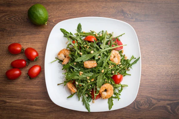 Läcker Sallad Med Ruccola Körsbärstomater Och Räkor Stockbild