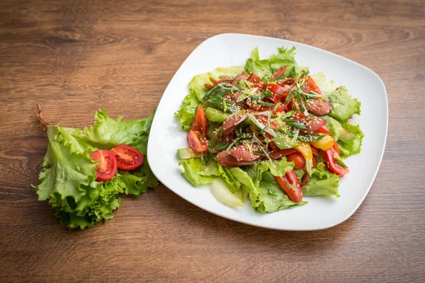 Ensalada Mixta Gourmet Con Pechuga Pato Ahumada Tomates Cherry Naranja Imagen De Stock