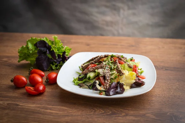 Frischer Salat Mit Gegrilltem Rindfleisch Rucola Und Tomaten Ansicht Von lizenzfreie Stockbilder