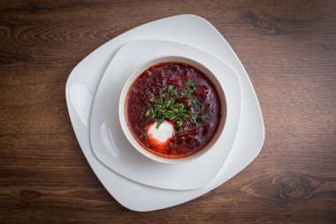 Beyaz kâseli kırmızı borş çorbası..