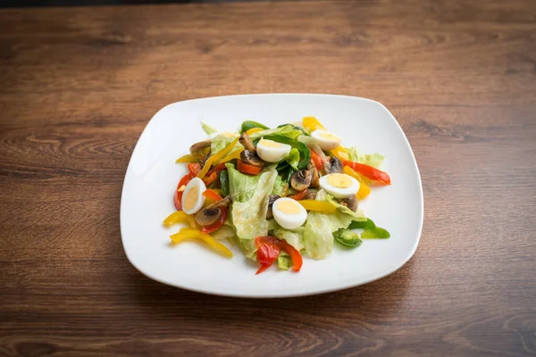 Vegansk Sallad Med Murshrooms Capsicum Och Sallat — Stockfoto