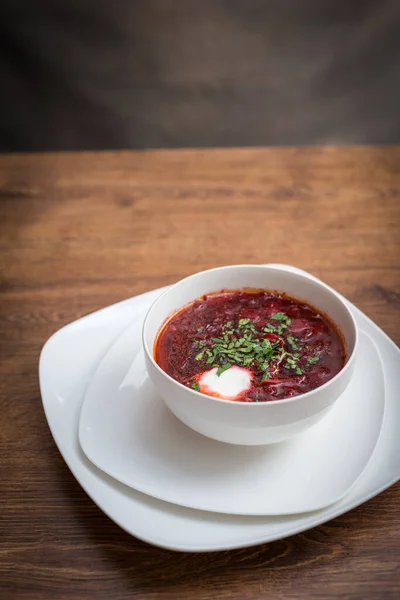 Rote Borschtsch Suppe Mit Dill Weißer Schüssel Stockbild