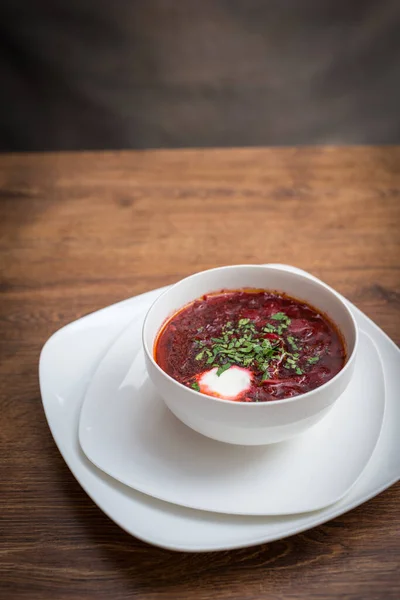 Zuppa Borscht Rosso Con Aneto Ciotola Bianca Immagine Stock