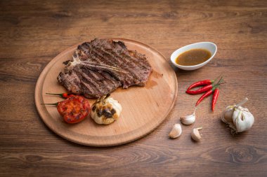 Izgara sebzeli biftek ve servis tabağında baharat.