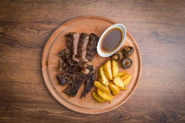 Izgara sebzeli biftek ve servis tabağında baharat.