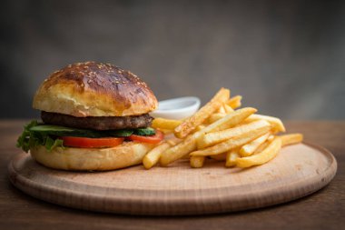 Lezzetli ızgara ev yapımı biftek, domates, peynir, salatalık ve marul..