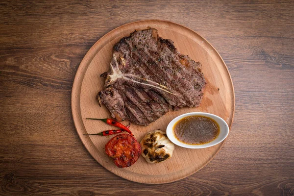 Steak Grillezett Zöldségekkel Fűszerezés Tálcán — Stock Fotó