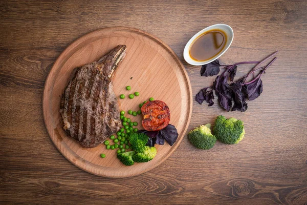 ステーキに野菜のグリルと盛り付けプレート上の調味料 — ストック写真