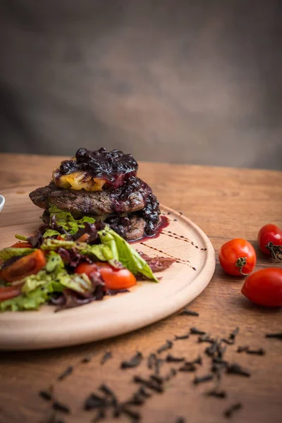 Steak Grillezett Zöldségekkel Fűszerezés Tálcán — Stock Fotó