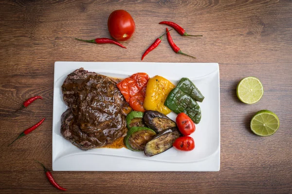 Steak Grillezett Zöldségekkel Fűszerezés Tálcán — Stock Fotó