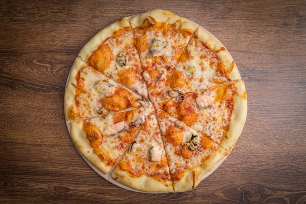 Deliziosa Pizza Fresca Servita Sul Tavolo Legno — Foto Stock
