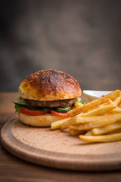 Ízletes Grillezett Házi Hamburger Marhahússal Paradicsommal Sajttal Uborkával Salátával — Stock Fotó