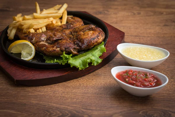 Gebratenes Tapaka Huhn Einer Pfanne Mit Pommes Und Soßen Stockbild