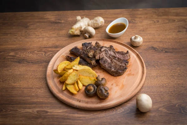 Steak Grillezett Zöldségekkel Fűszerezés Tálcán Jogdíjmentes Stock Képek