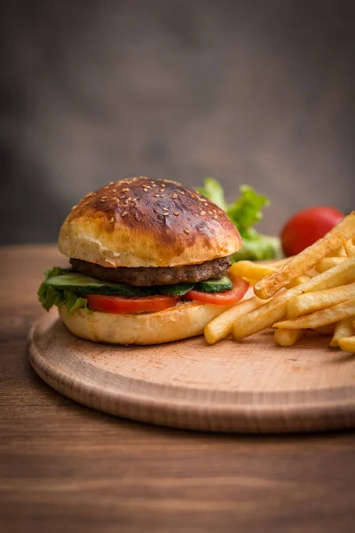 Tasty Grilled Home Made Burgers Beef Tomato Cheese Cucumber Lettuce — Stock Photo, Image