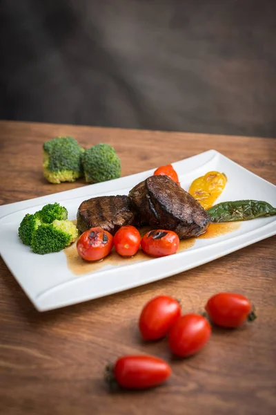 Biff Med Grillade Grönsaker Och Krydda Serveringsplattan — Stockfoto