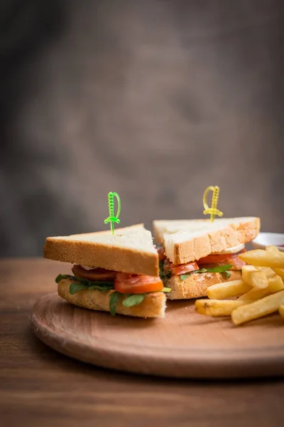 クラブサンドイッチと軽い板の上のフライドポテト — ストック写真
