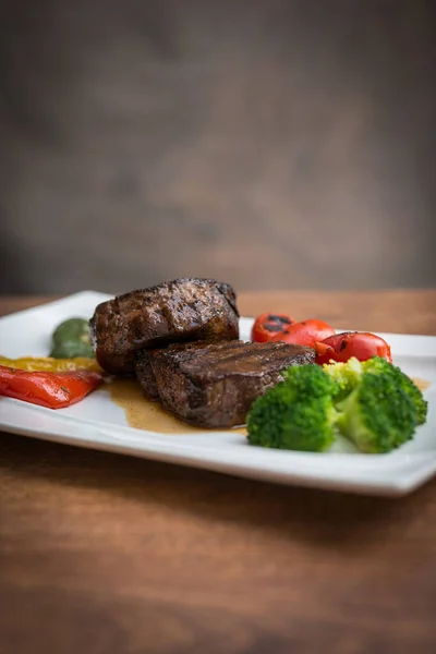 Steak Mit Gegrilltem Gemüse Und Gewürzen Auf Servierteller Stockfoto