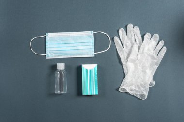 Lastik eldiven ve koruyucu cerrahi maske. Virüse karşı korunma, grip, koronavirüsü durdurma.