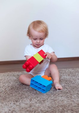 Küçük çocuk yapı taşlarıyla oynuyor.