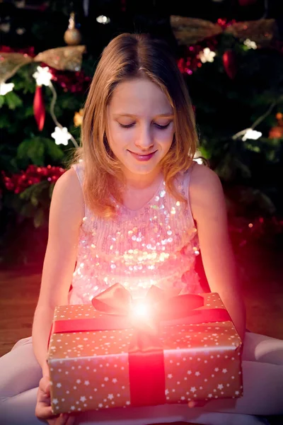 Chica Sosteniendo Regalo Navidad Cerca Árbol Navidad —  Fotos de Stock