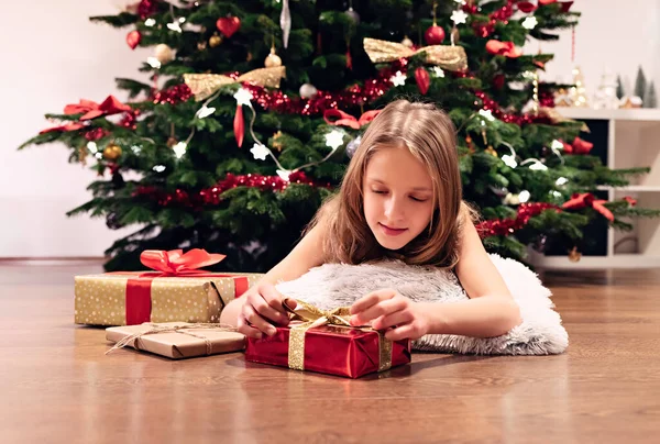 Chica Acostada Cerca Del Árbol Navidad Con Regalos —  Fotos de Stock