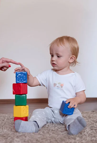 Niño Está Jugando Con Bloques Construcción — Foto de Stock