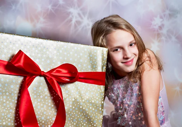 Blondes Mädchen Und Ihr Großes Geschenk Mit Roter Schleife Stockfoto