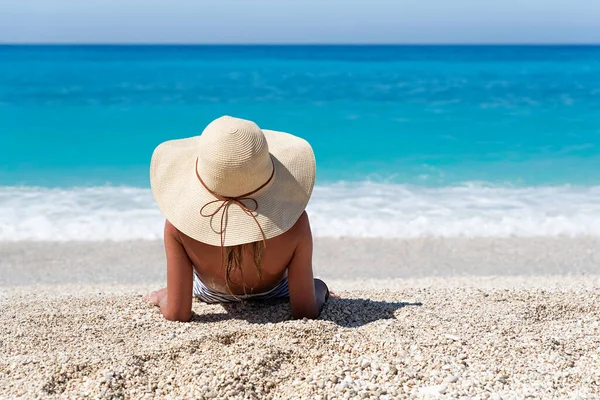 Fille Avec Chapeau Sur Plage — Photo