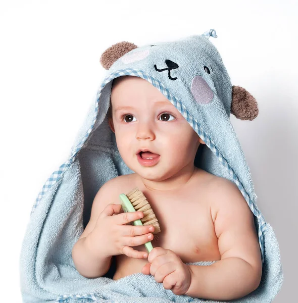 Mały Chłopiec Ręczniku Kąpielowym Szczotką Włosów — Zdjęcie stockowe