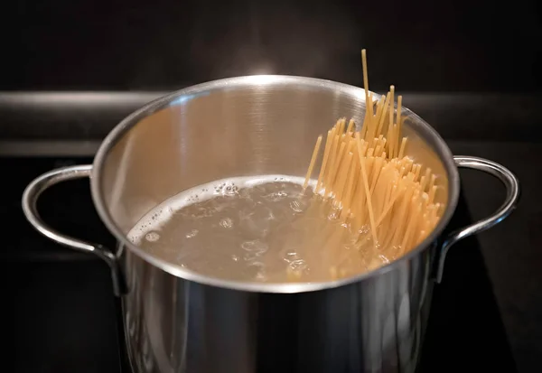 Spaghetti Gotowane Garnku Gorących Talerzach Zdjęcie Stockowe
