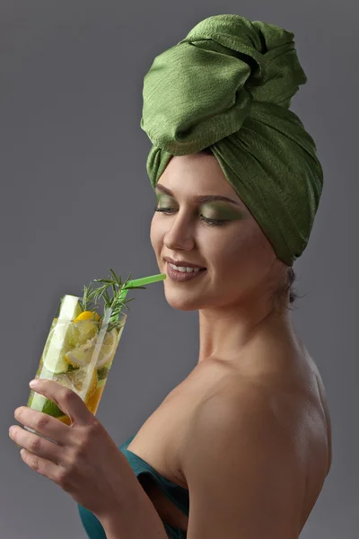 Woman in a green turban with a cocktail — Stock Photo, Image