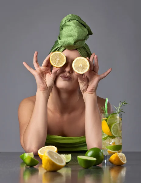 Mujer con limón —  Fotos de Stock