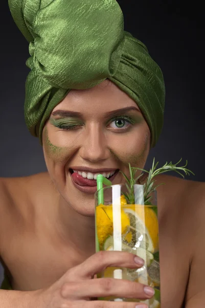 Mujer en un turbante verde con cóctel —  Fotos de Stock