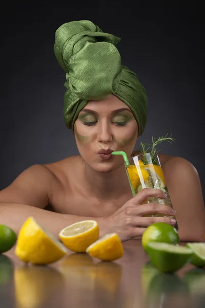 Mulher em um turbante verde com coquetel — Fotografia de Stock