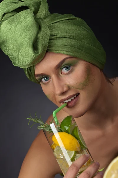 Bir kokteyl ile yeşil sarık kadında — Stok fotoğraf