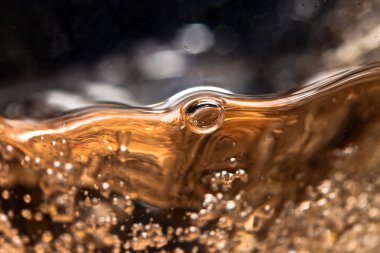 cam siyah arka plan üzerine beyaz şarap