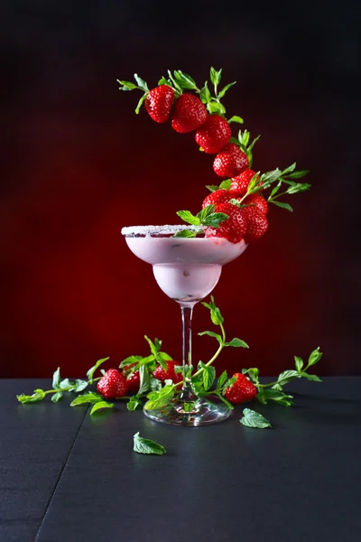 Cocktail alla fragola con foglie di menta piperita — Foto Stock