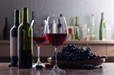 Bir kadeh kırmızı şarap. 