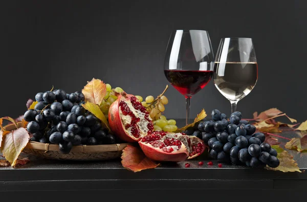 成熟多汁的葡萄和葡萄酒杯 — 图库照片